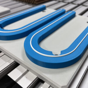 Moduł edukacyjny o nauki robotyki. Moduł montowany na stół rowkowy.