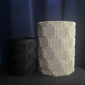 Galeria. Realizacja wydruku 3D. Dwa wazony - osłonki dla kwiatów - wydrukowane z materiałów PLA z domieszkami mineralnymi