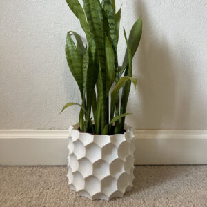 Galeria. Realizacja wydruku 3D. Drukowana z mineralnego PLA osłonka na donicę.