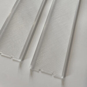 Galeria. Realizacja wydruku 3D. Wydruk części zamiennych - osłona oświetleń liniowych. Wydruk z materiału CPHT odpornego na wysokie temperatury do 110 stopni Celsjusza. Wydruk z tworzywa przezroczystego.