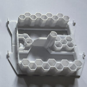 Galeria. Realizacja wydruku 3D. Wydruk nieprodukowanych już cześci zamiennych do mechanizmu spłuczki. Wydruk z PETG. Wydruki odporne na wodę.