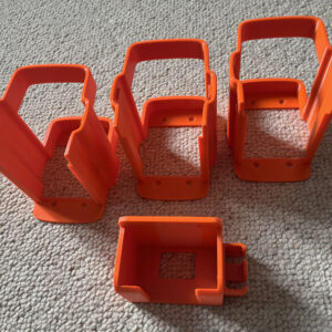 Galeria. Realizacja wydruku 3D. Wyposażenie warsztatu. Uchwyty na baterie do montażu na ścianę.